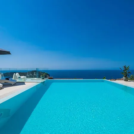 Cosy Loft W Private Pool & Patio Apartment *