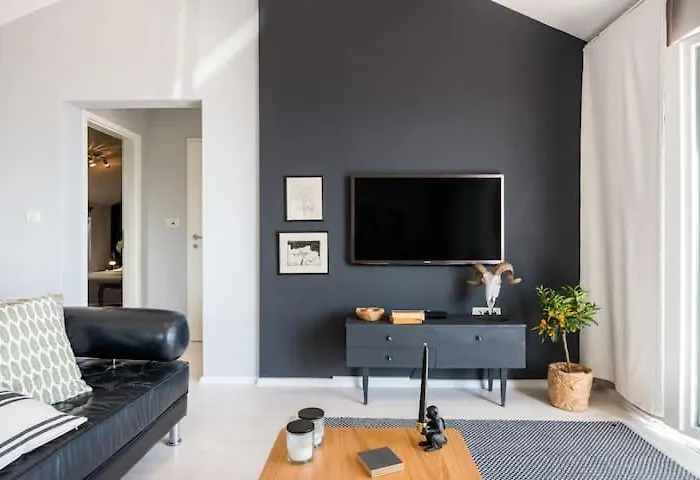 Cosy Loft W Private Pool & Patio Apartment *