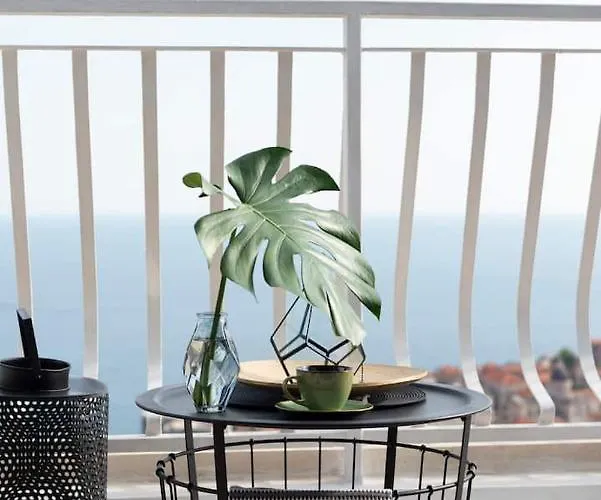 Cosy Loft W Private Pool & Patio Apartment *